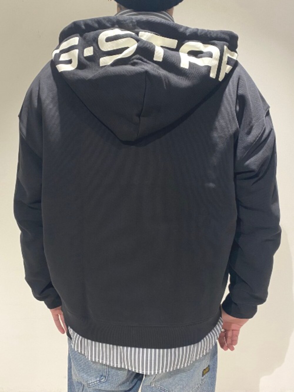 その他のシャツ/ブラウス、ブラック系のパーカー、ブルー系のデニムパンツを着用したメンズの秋コーディネートの4枚目の写真