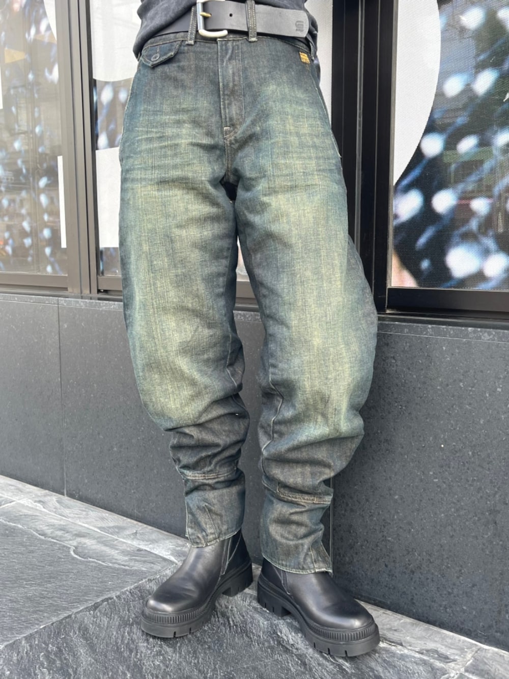 ブルー系のデニムパンツ、ブルー系のTシャツ/カットソー、ブラック系のベルトを着用したレディースの秋コーディネートの2枚目の写真
