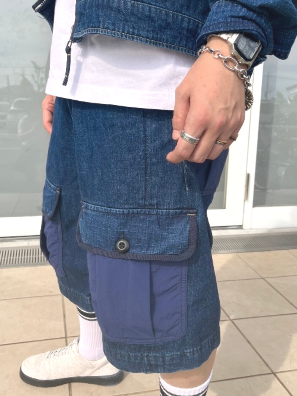 ブルー系のデニムジャケット、ホワイト系のTシャツ/カットソー、ブルー系のその他パンツを着用したメンズの夏コーディネートの4枚目の写真