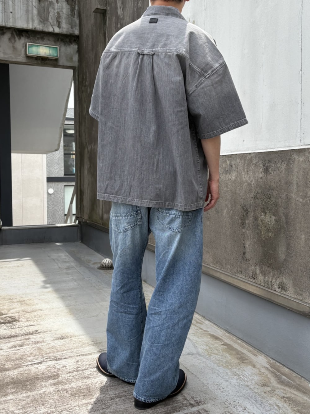 グレー系のシャツ/ブラウス、ブラック系のTシャツ/カットソー、ブルー系のデニムパンツを着用したメンズの夏コーディネートの3枚目の写真