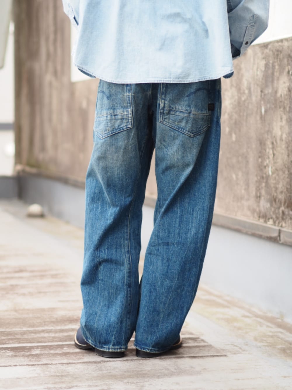 ブルー系のシャツ/ブラウス、ブルー系のデニムパンツを着用したメンズの春コーディネートの4枚目の写真