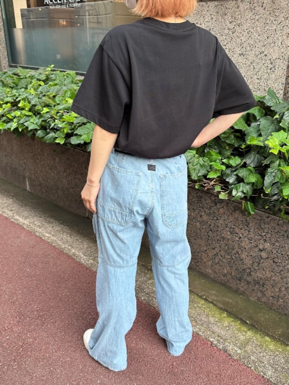 ブラック系のTシャツ/カットソー、ブルー系のデニムパンツを着用したレディースの夏コーディネートの3枚目の写真