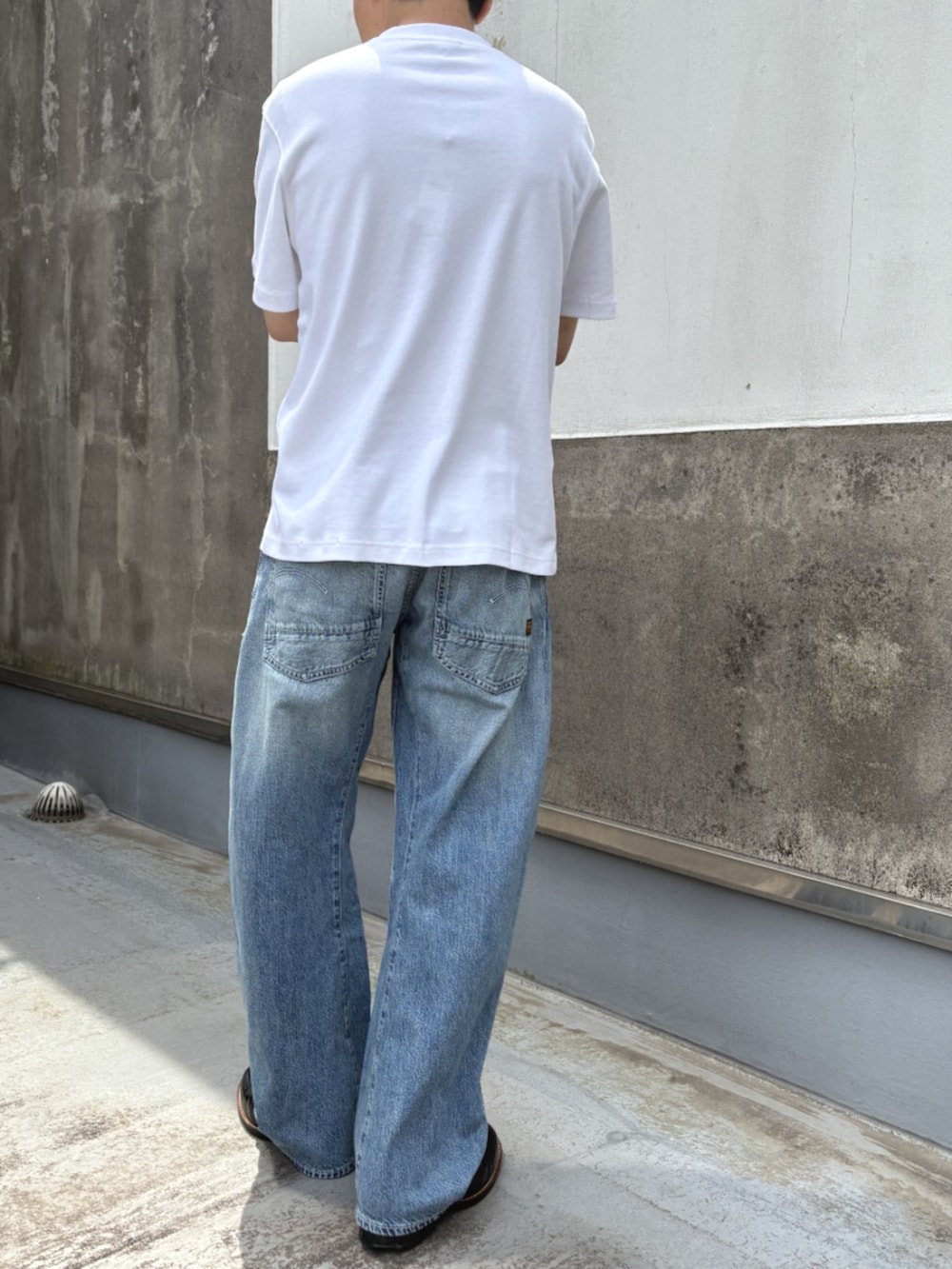 ホワイト系のTシャツ/カットソー、ブルー系のデニムパンツを着用したメンズの夏コーディネートの2枚目の写真