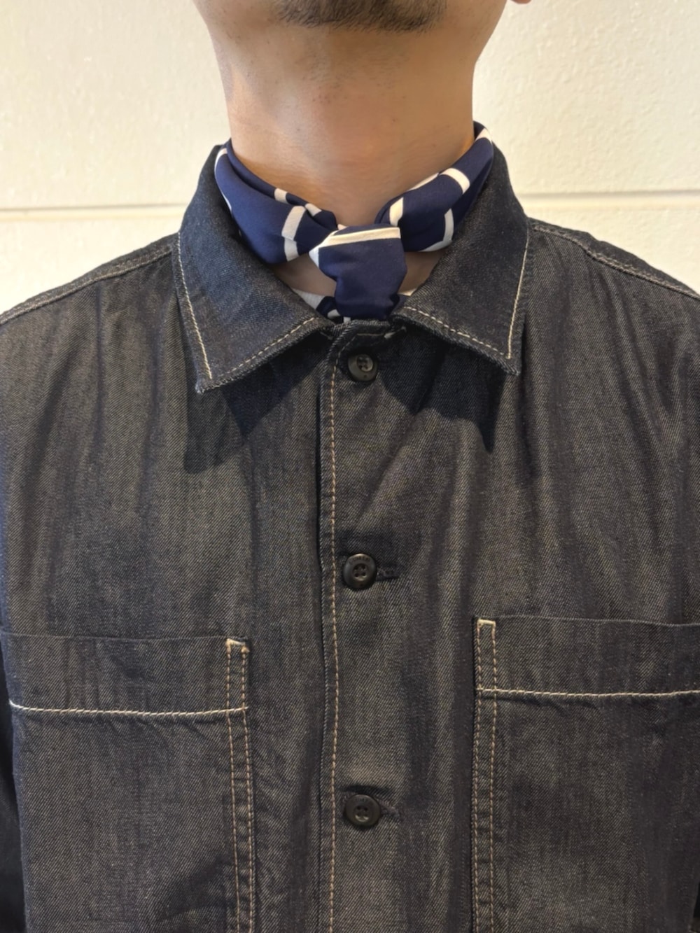 ホワイト系のTシャツ/カットソー、ブルー系のシャツ/ブラウス、グリーン系のカーゴパンツを着用したメンズの夏コーディネートの3枚目の写真