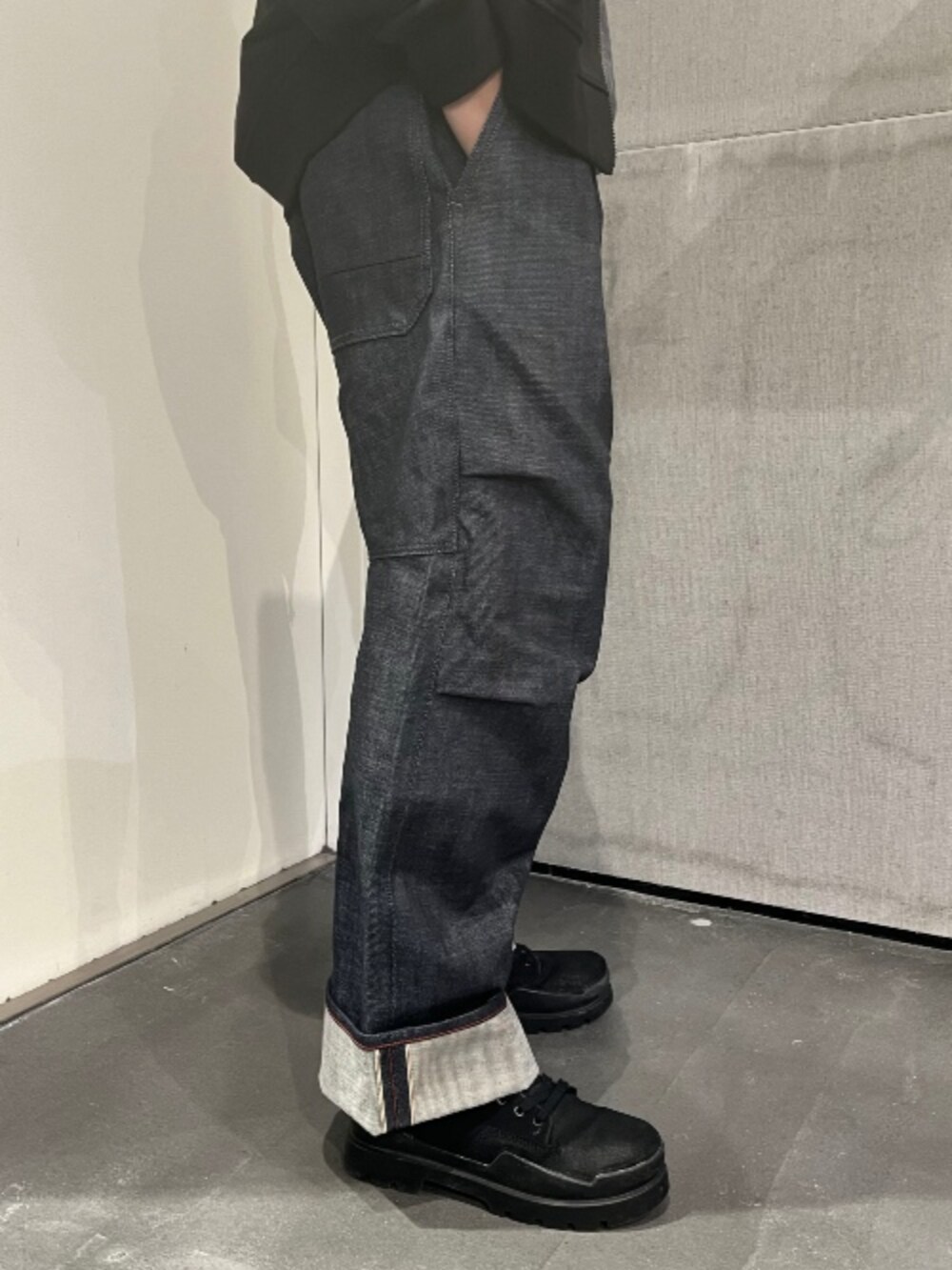 ブラック系のTシャツ/カットソー、ブラック系のパーカーを着用したメンズの秋コーディネートの5枚目の写真