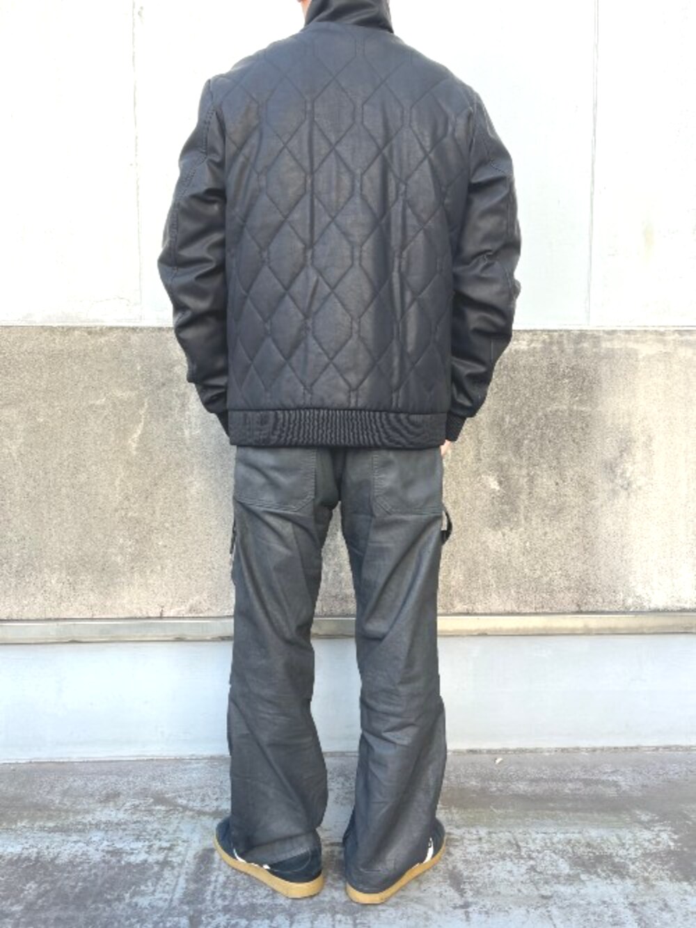 ホワイト系のスウェット、ブラック系のブルゾン、ブラック系のデニムパンツを着用したメンズの冬コーディネートの3枚目の写真