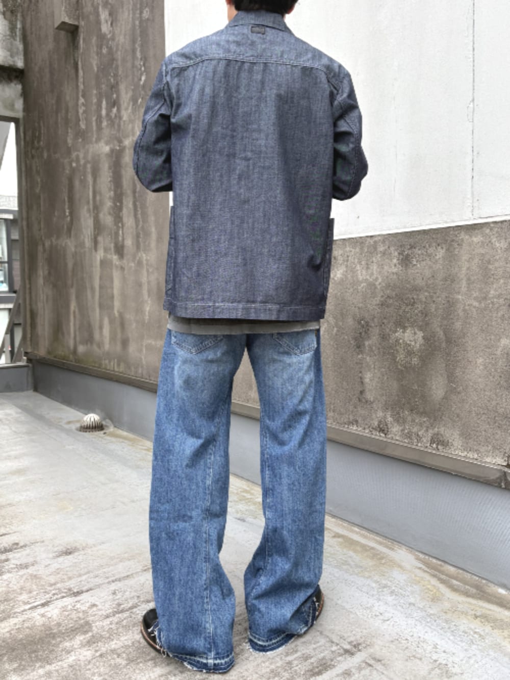 ブルー系のデニムパンツ、ブルー系のデニムジャケットを着用したメンズの春コーディネートの2枚目の写真