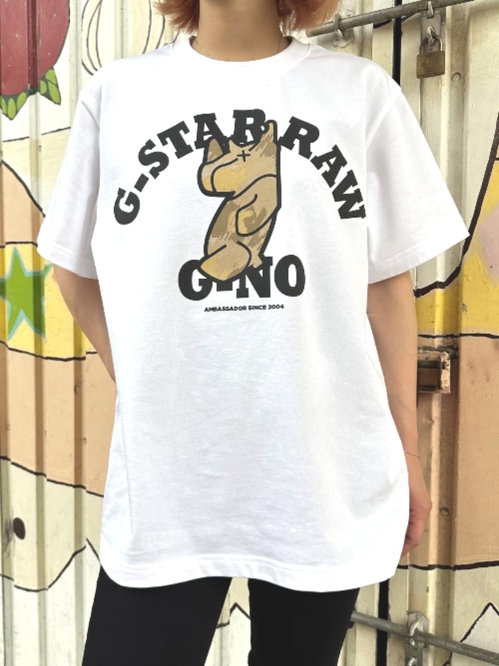 ホワイト系のTシャツ/カットソー、ブラック系のデニムパンツを着用したレディースの夏コーディネートの3枚目の写真