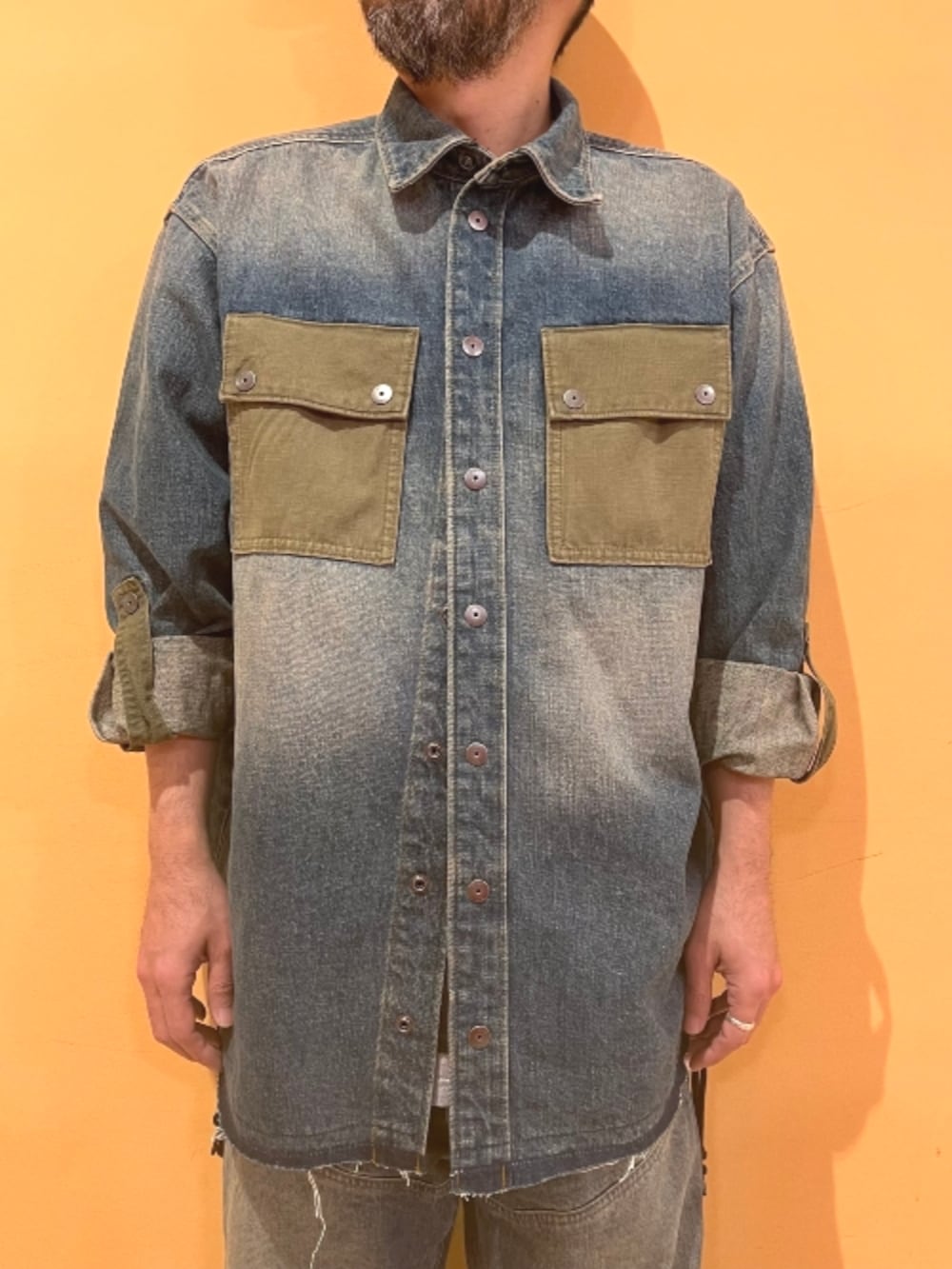 ブルー系のシャツ/ブラウス、ブルー系のデニムパンツ、ブラック系のTシャツ/カットソーを着用したメンズの春コーディネートの3枚目の写真