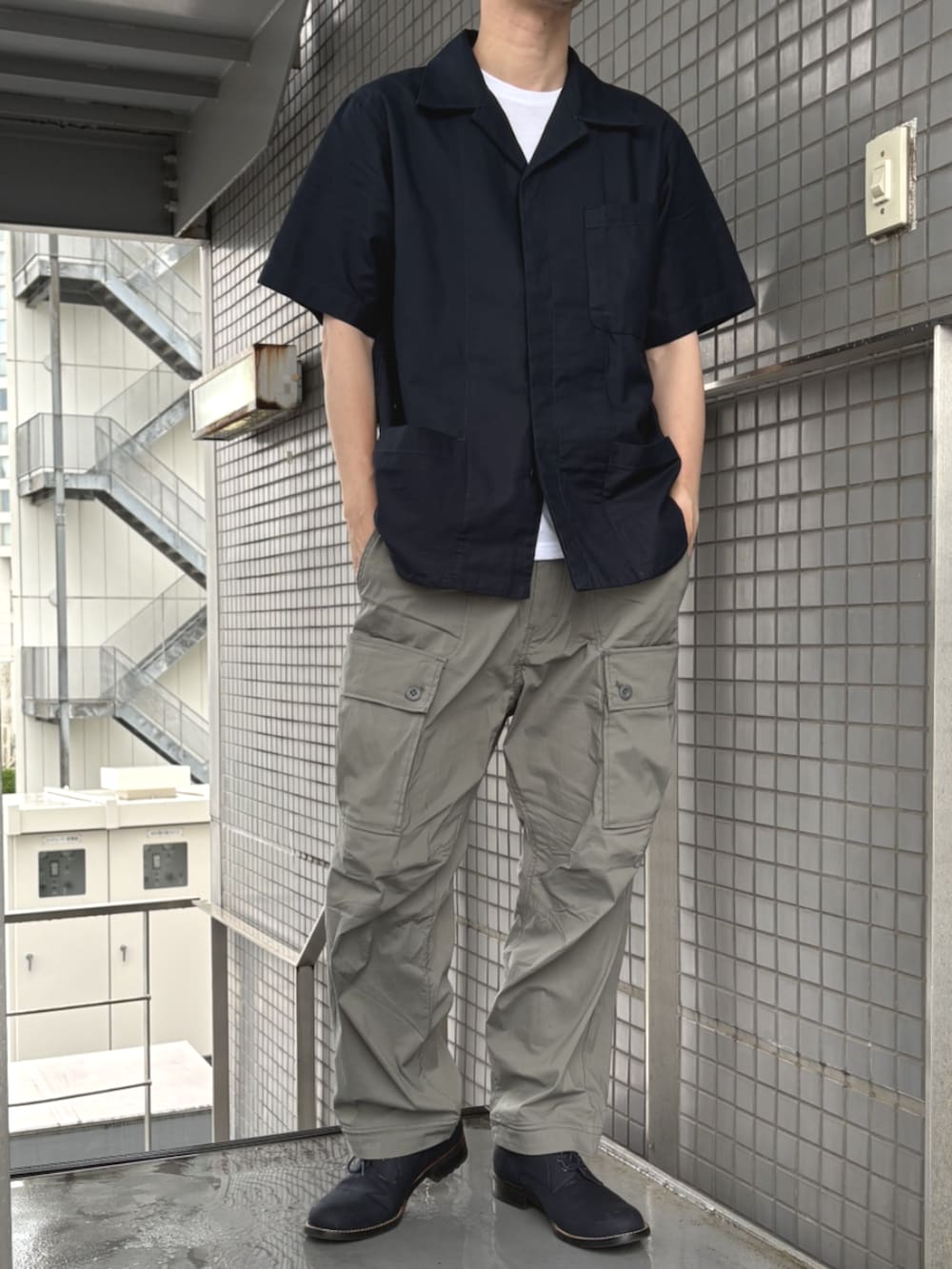 ブルー系のシャツ/ブラウス、グレー系のカーゴパンツを着用したメンズの夏コーディネートの2枚目の写真
