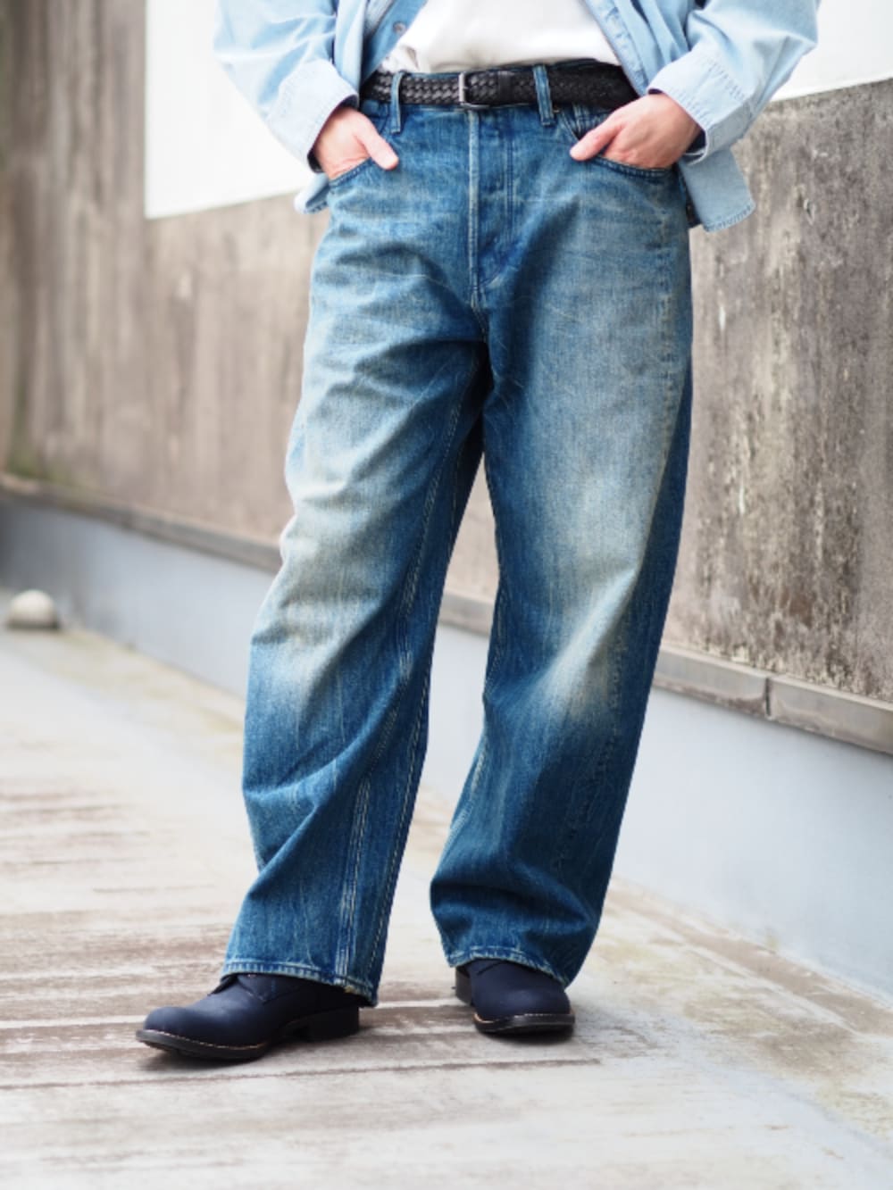 ブルー系のシャツ/ブラウス、ブルー系のデニムパンツを着用したメンズの春コーディネートの3枚目の写真