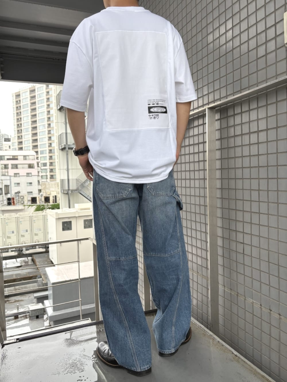 ホワイト系のTシャツ/カットソー、ブルー系のデニムパンツを着用したメンズの春コーディネートの2枚目の写真