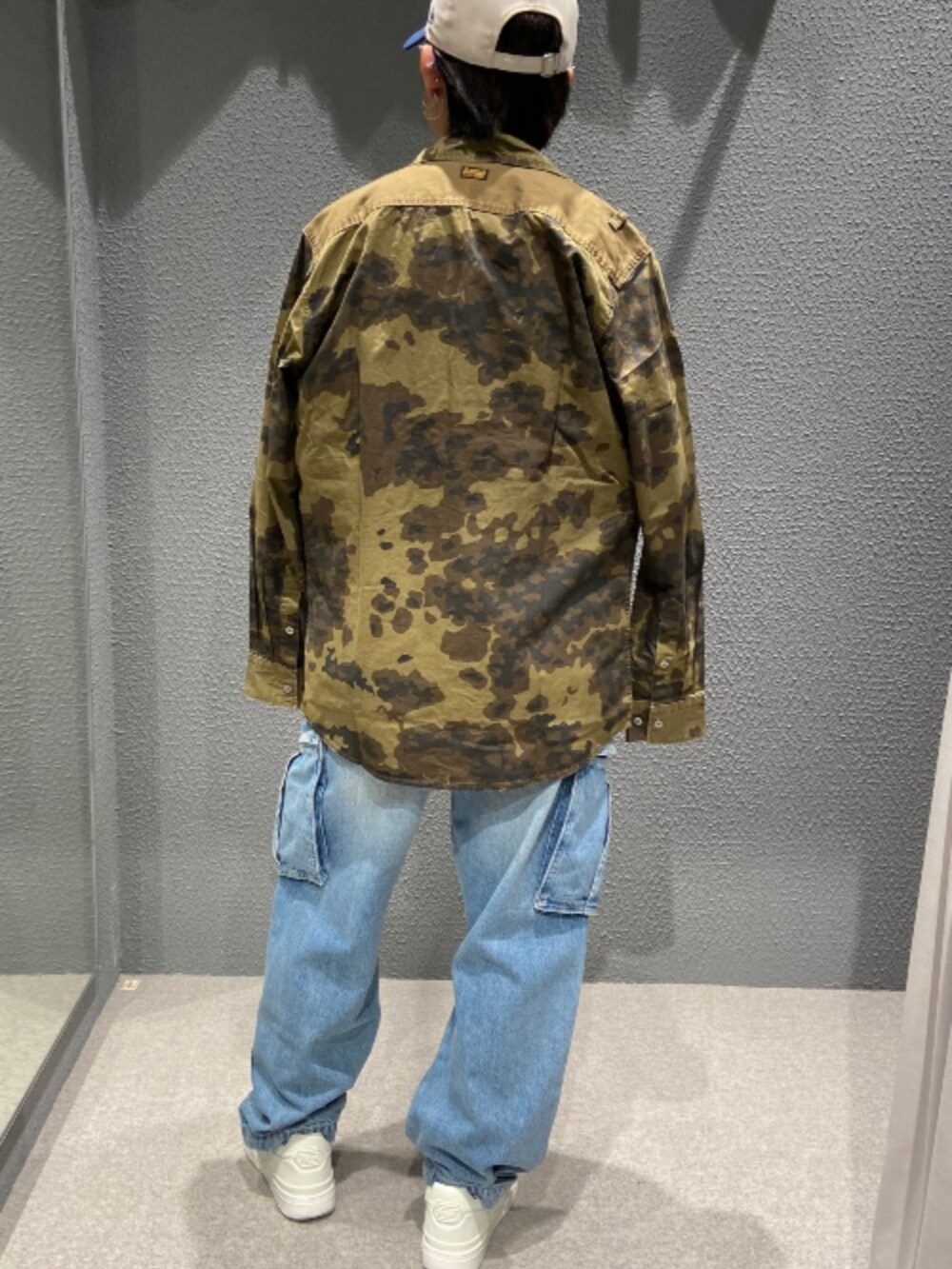 その他のシャツ/ブラウス、ホワイト系のTシャツ/カットソー、ブルー系のデニムパンツを着用したメンズの秋コーディネートの3枚目の写真