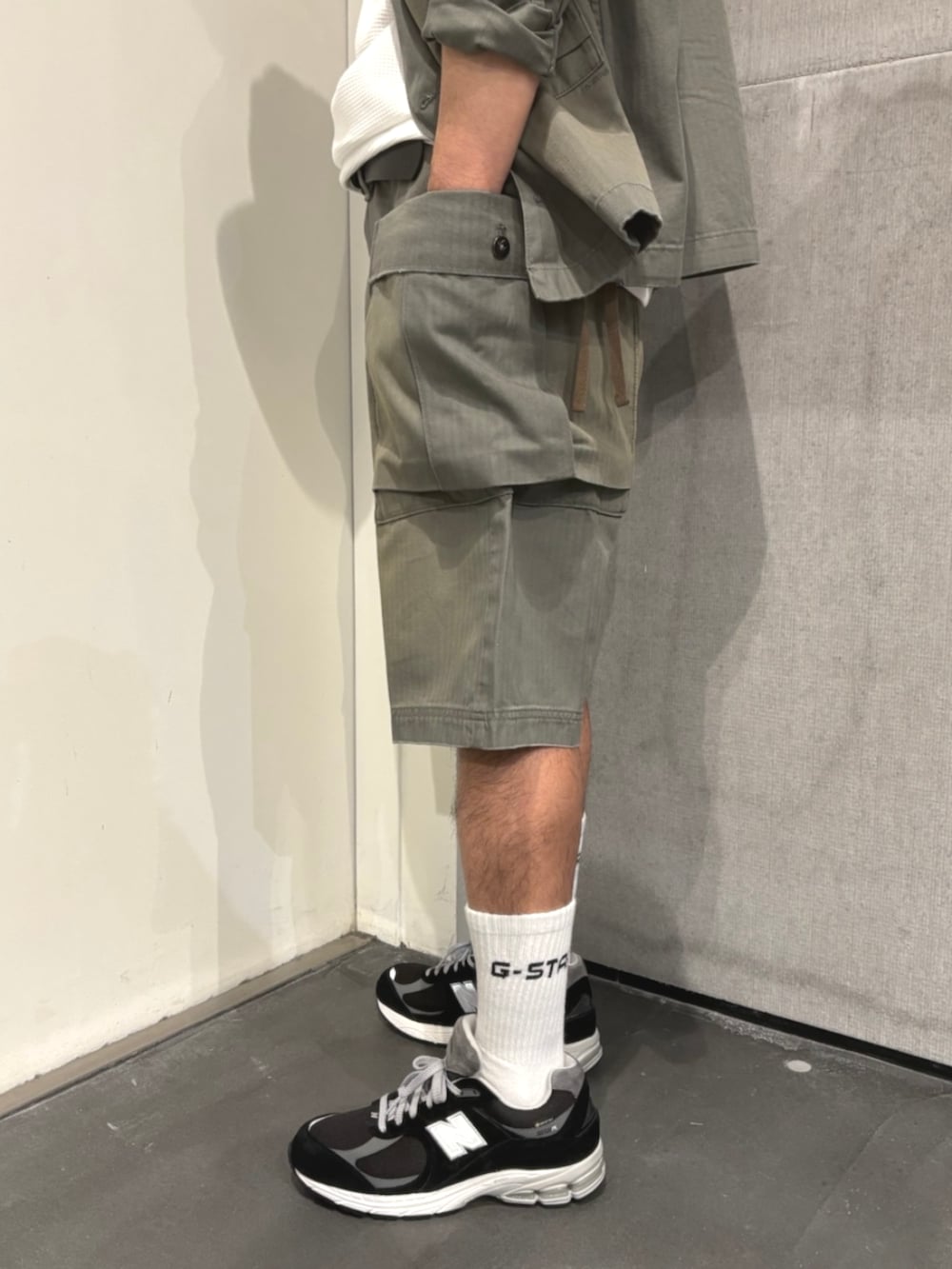 ホワイト系のTシャツ/カットソー、グリーン系のシャツ/ブラウス、グリーン系のその他パンツを着用したメンズの夏コーディネートの3枚目の写真