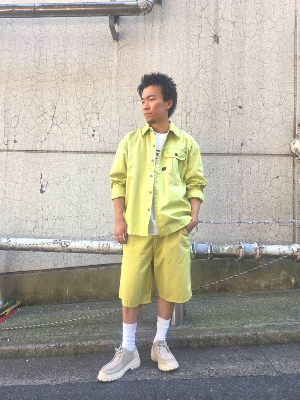 ホワイト系のTシャツ/カットソー、イエロー系のその他パンツ、イエロー系のシャツ/ブラウスを着用したメンズの夏コーディネートの2枚目の写真