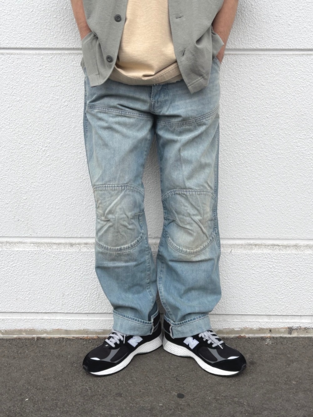 グリーン系のシャツ/ブラウス、ベージュ系のTシャツ/カットソー、ブルー系のデニムパンツを着用したメンズの夏コーディネートの2枚目の写真