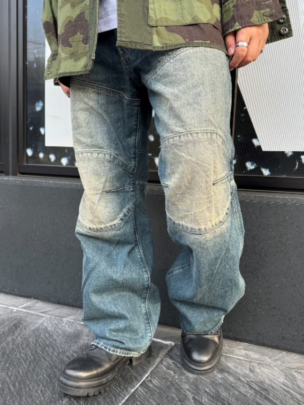 グリーン系のシャツ/ブラウス、ホワイト系のTシャツ/カットソー、ブルー系のデニムパンツを着用したメンズの春コーディネートの2枚目の写真