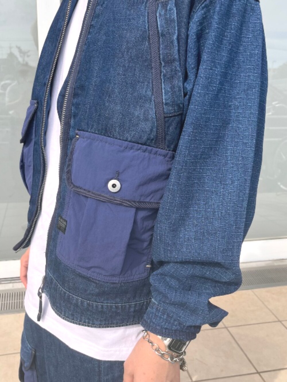 ブルー系のデニムジャケット、ホワイト系のTシャツ/カットソー、ブルー系のその他パンツを着用したメンズの夏コーディネートの5枚目の写真