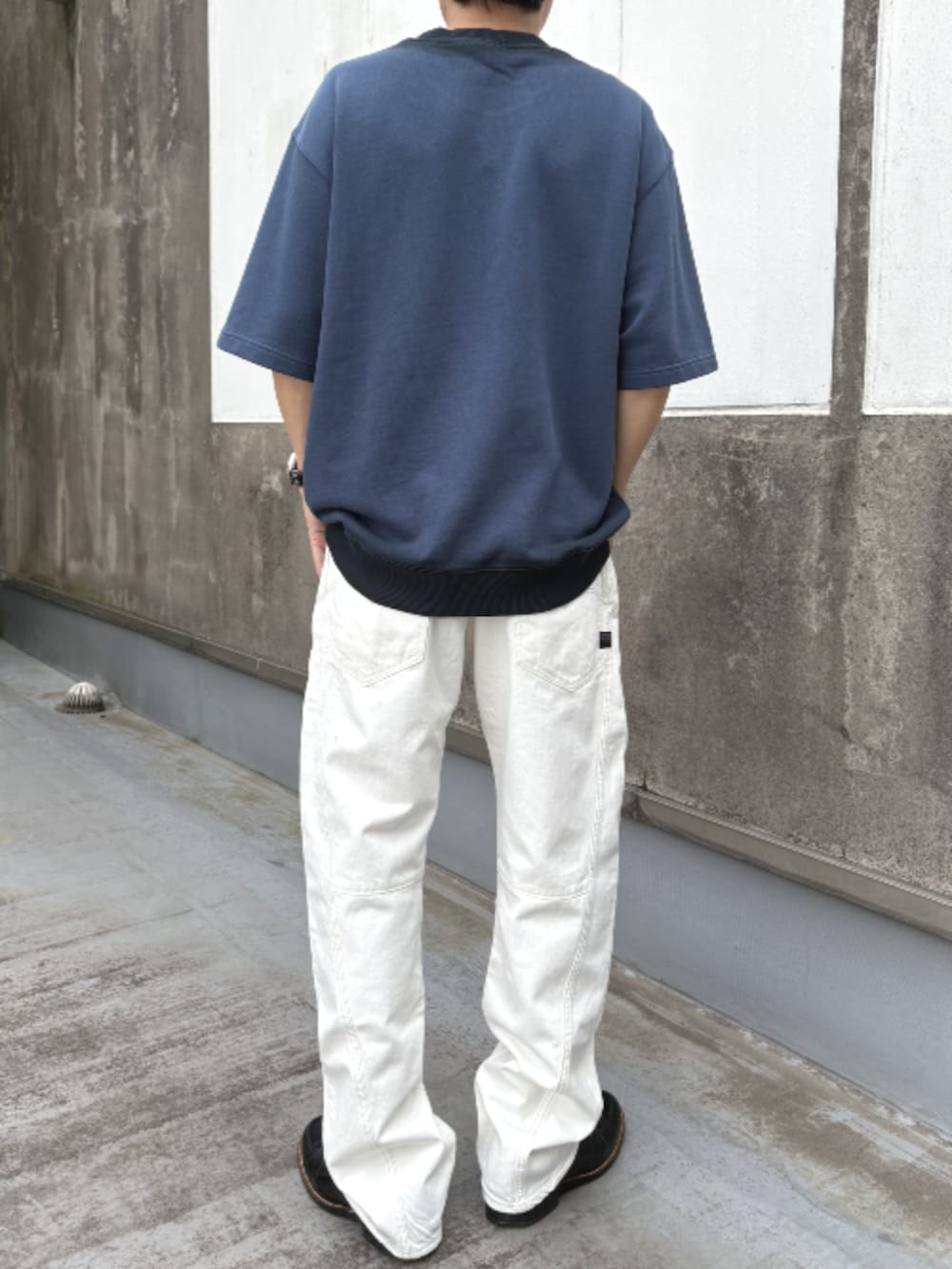 ブルー系のTシャツ/カットソー、ベージュ系のデニムパンツを着用したメンズの春コーディネートの2枚目の写真