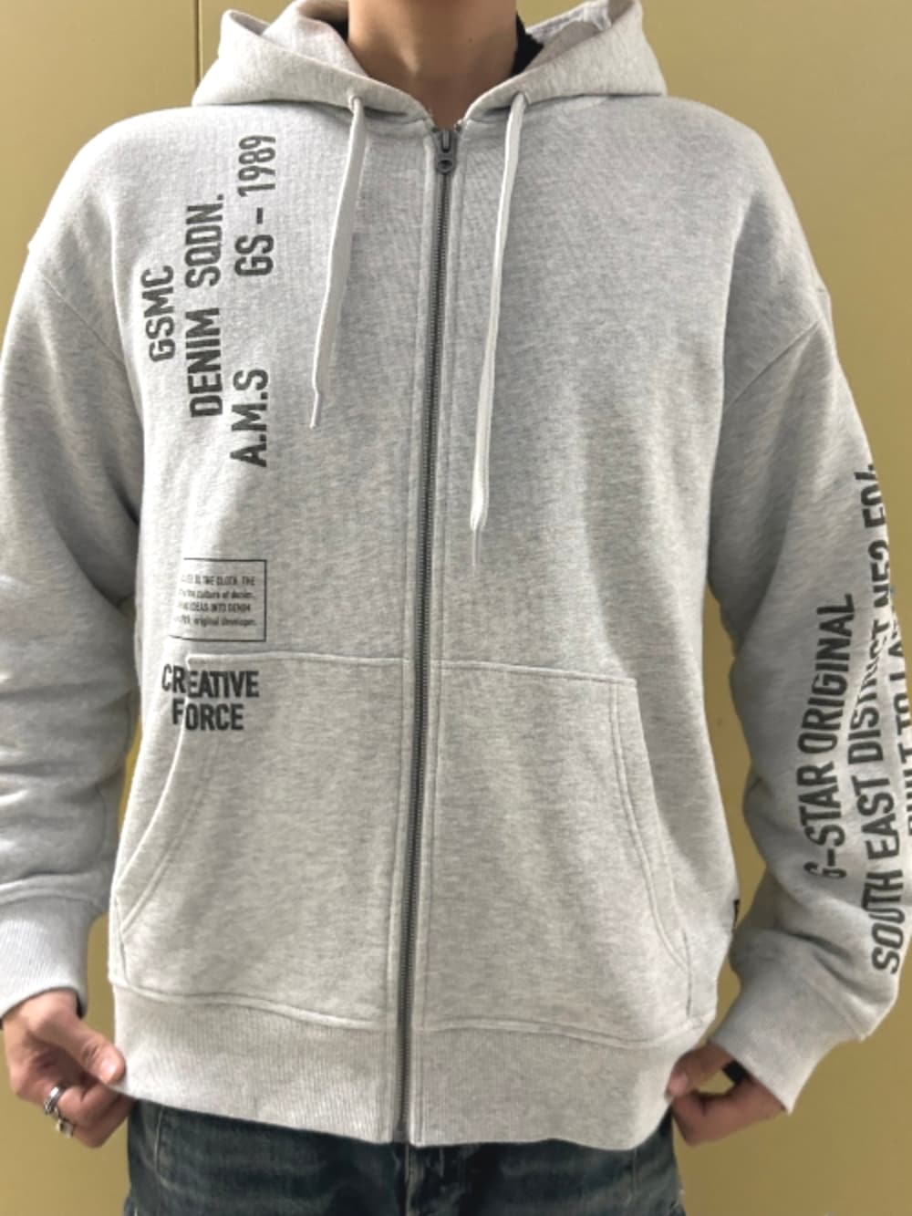 ブラック系のナイロンジャケット、グレー系のスウェットを着用したメンズの春コーディネートの3枚目の写真