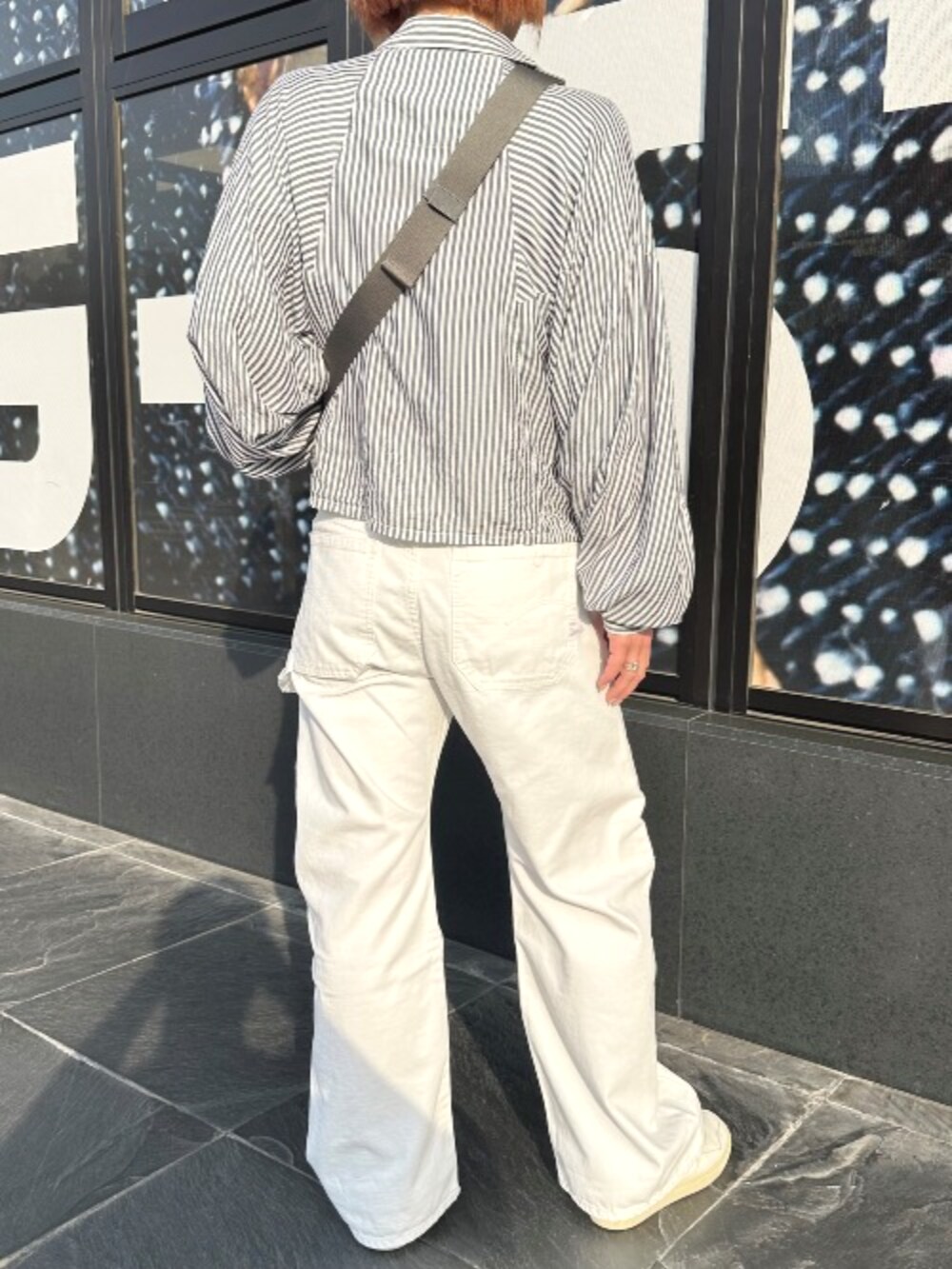 その他のシャツ/ブラウス、グレー系のボディバッグ/ウエストポーチ、ホワイト系のデニムパンツを着用したレディースの春コーディネートの2枚目の写真