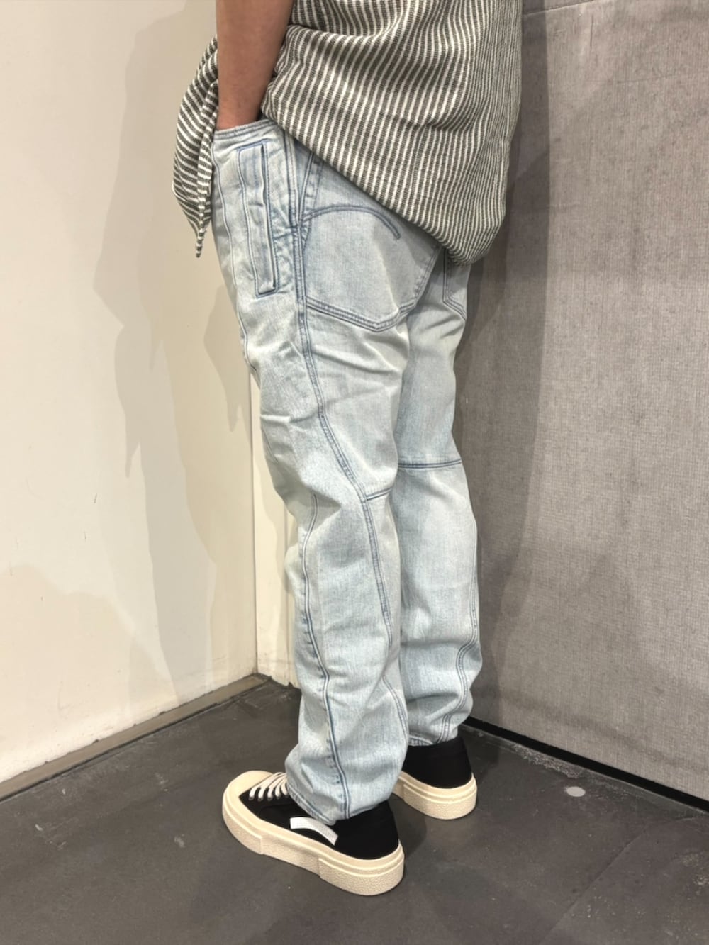 グリーン系のシャツ/ブラウス、ブルー系のデニムパンツ、グレー系のTシャツ/カットソーを着用したメンズの春コーディネートの2枚目の写真
