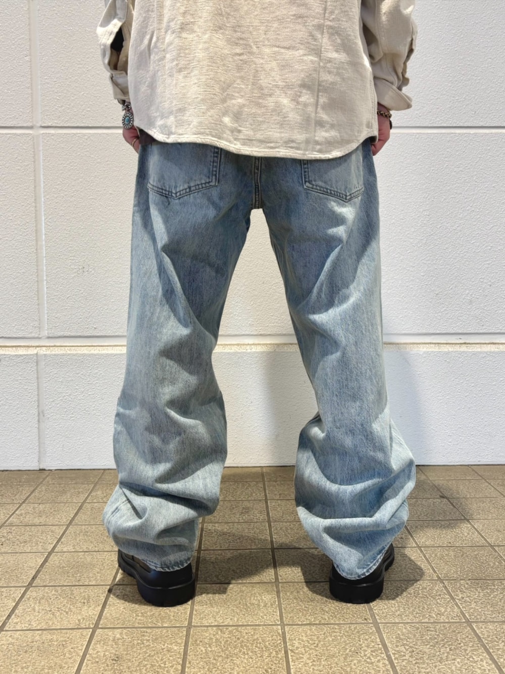 ホワイト系のシャツ/ブラウス、ホワイト系のTシャツ/カットソー、ブルー系のデニムパンツを着用したメンズの春コーディネートの2枚目の写真