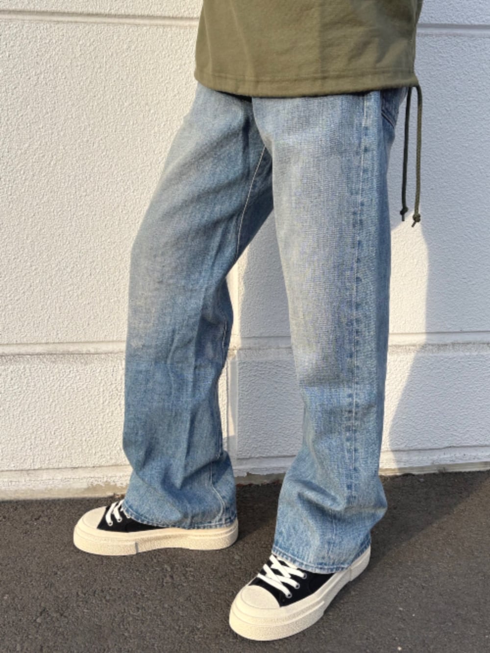 ブルー系のシャツ/ブラウス、グリーン系のTシャツ/カットソー、ブルー系のデニムパンツを着用したメンズの春コーディネートの5枚目の写真