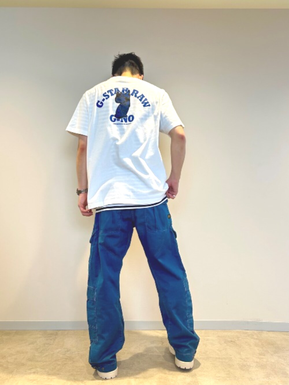 ホワイト系のTシャツ/カットソー、ブルー系のTシャツ/カットソー、ブルー系のデニムパンツを着用したメンズの夏コーディネートの3枚目の写真