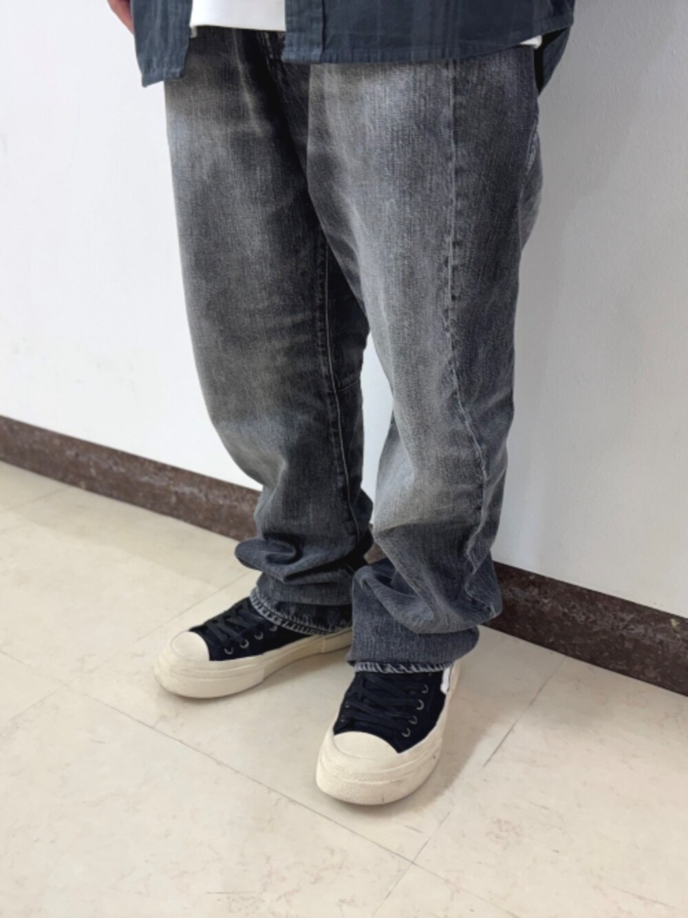 ブラック系のデニムパンツ、ブルー系のシャツ/ブラウス、ホワイト系のTシャツ/カットソーを着用したメンズの秋コーディネートの3枚目の写真