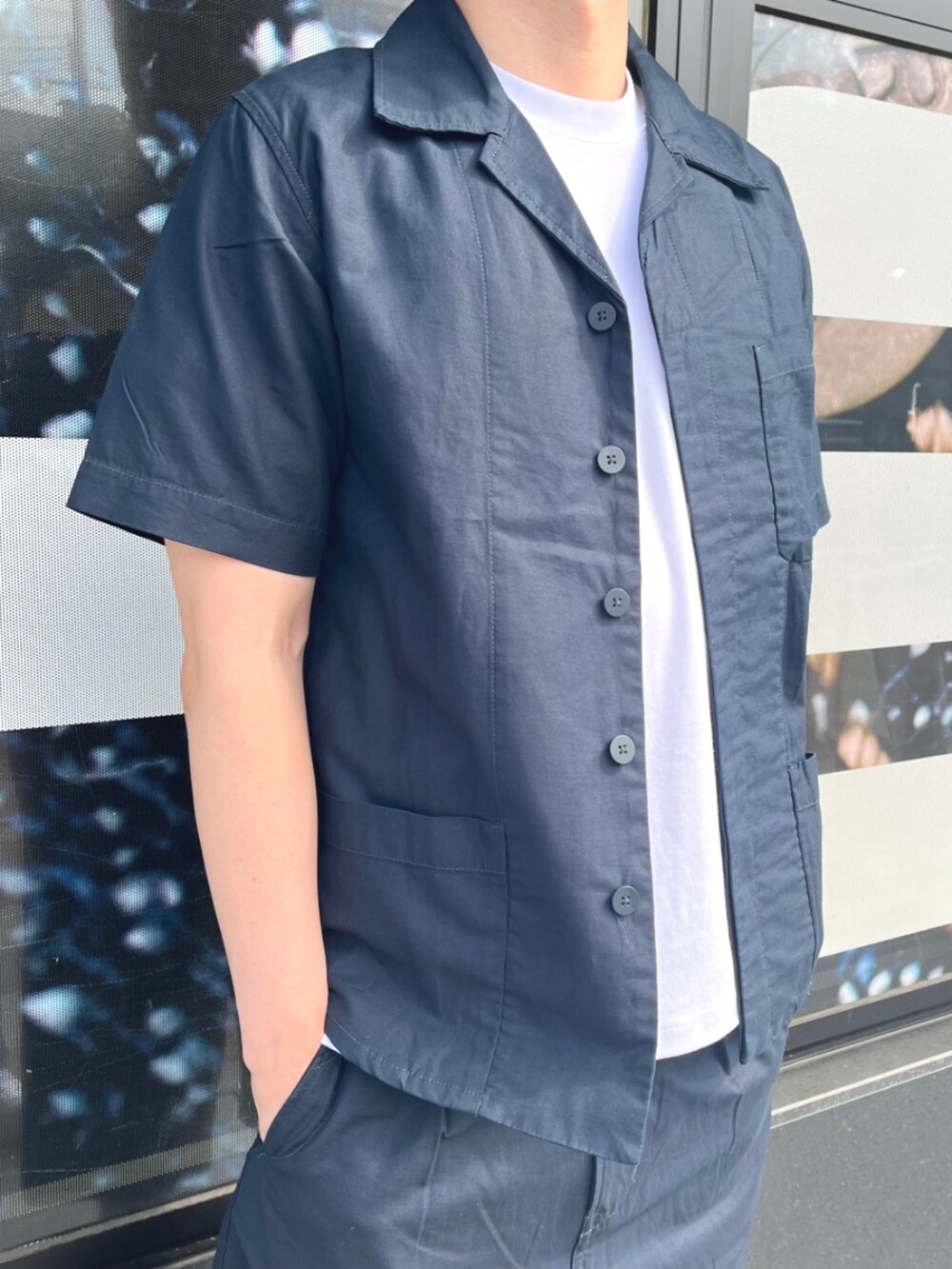 ブルー系のシャツ/ブラウス、ホワイト系のTシャツ/カットソー、ブルー系のその他パンツを着用したメンズの夏コーディネートの2枚目の写真