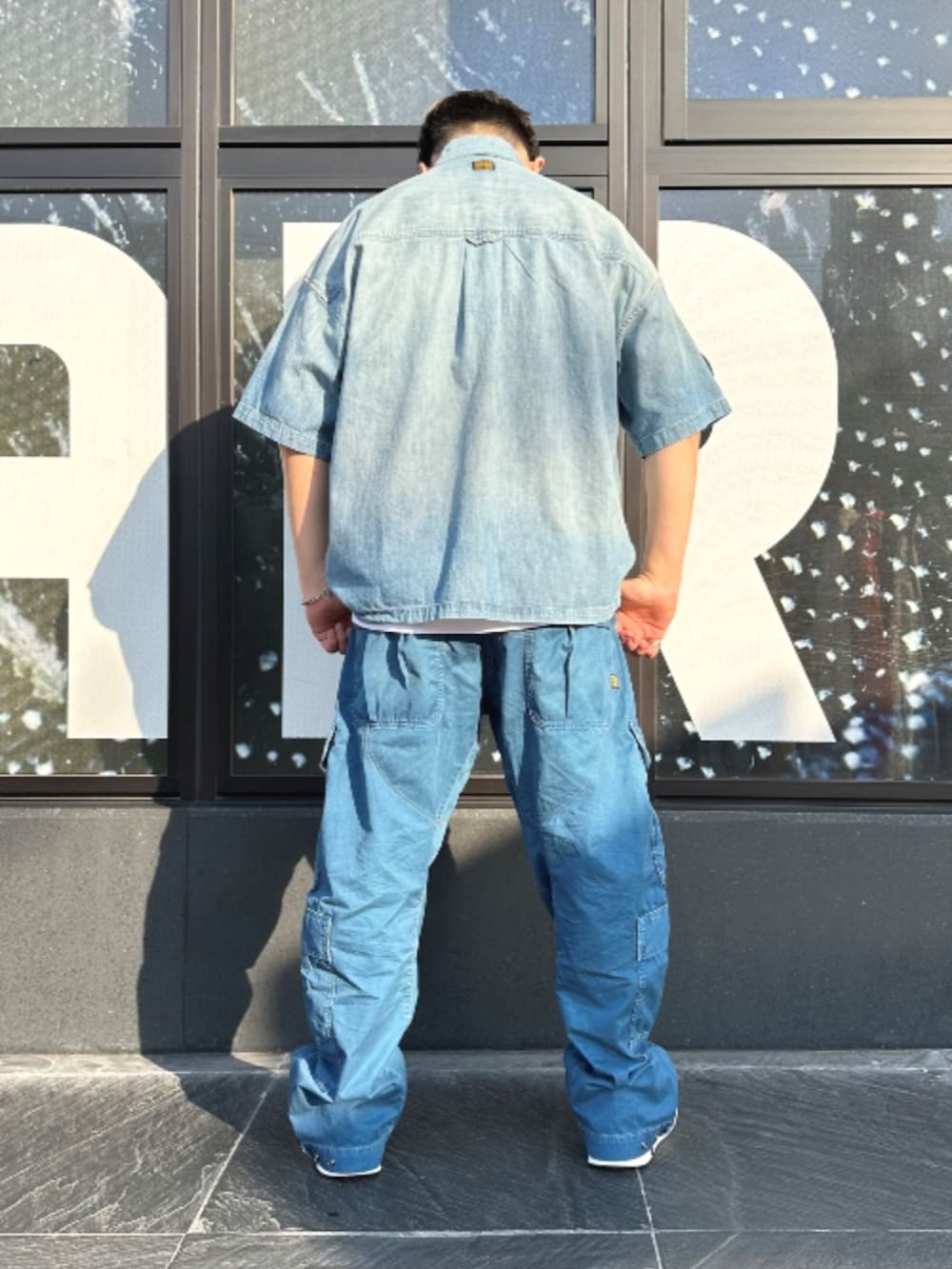 ブルー系のシャツ/ブラウス、ブルー系のデニムパンツ、ホワイト系のTシャツ/カットソーを着用したメンズの夏コーディネートの2枚目の写真