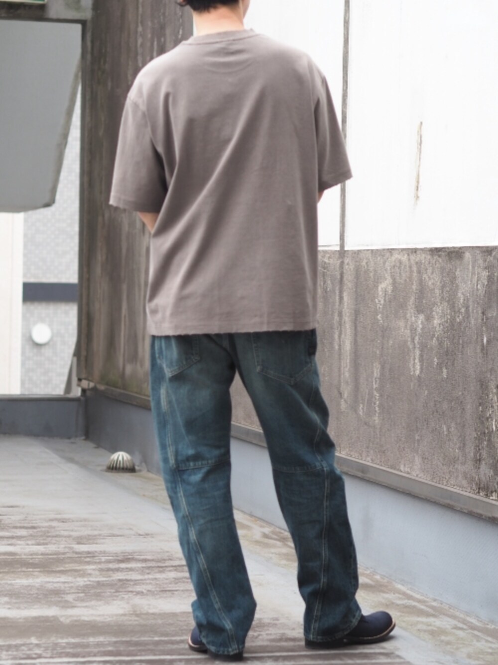 ブルー系のデニムパンツ、ブラウン系のTシャツ/カットソーを着用したメンズの春コーディネートの2枚目の写真