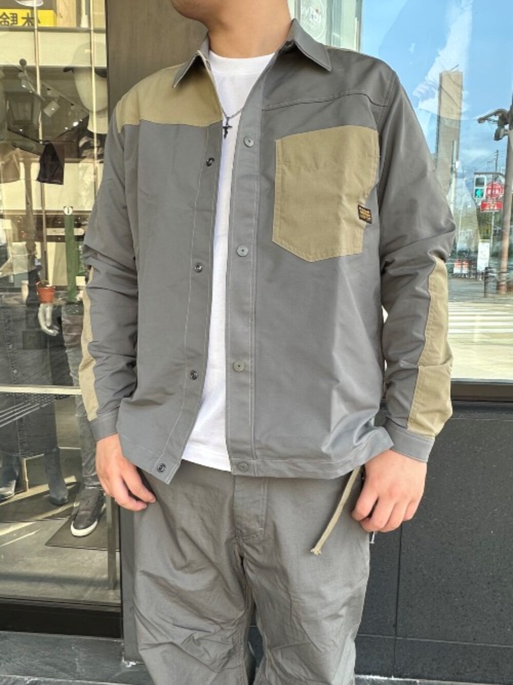 グレー系のシャツ/ブラウス、ホワイト系のTシャツ/カットソー、グレー系のカーゴパンツを着用したメンズの春コーディネートの2枚目の写真