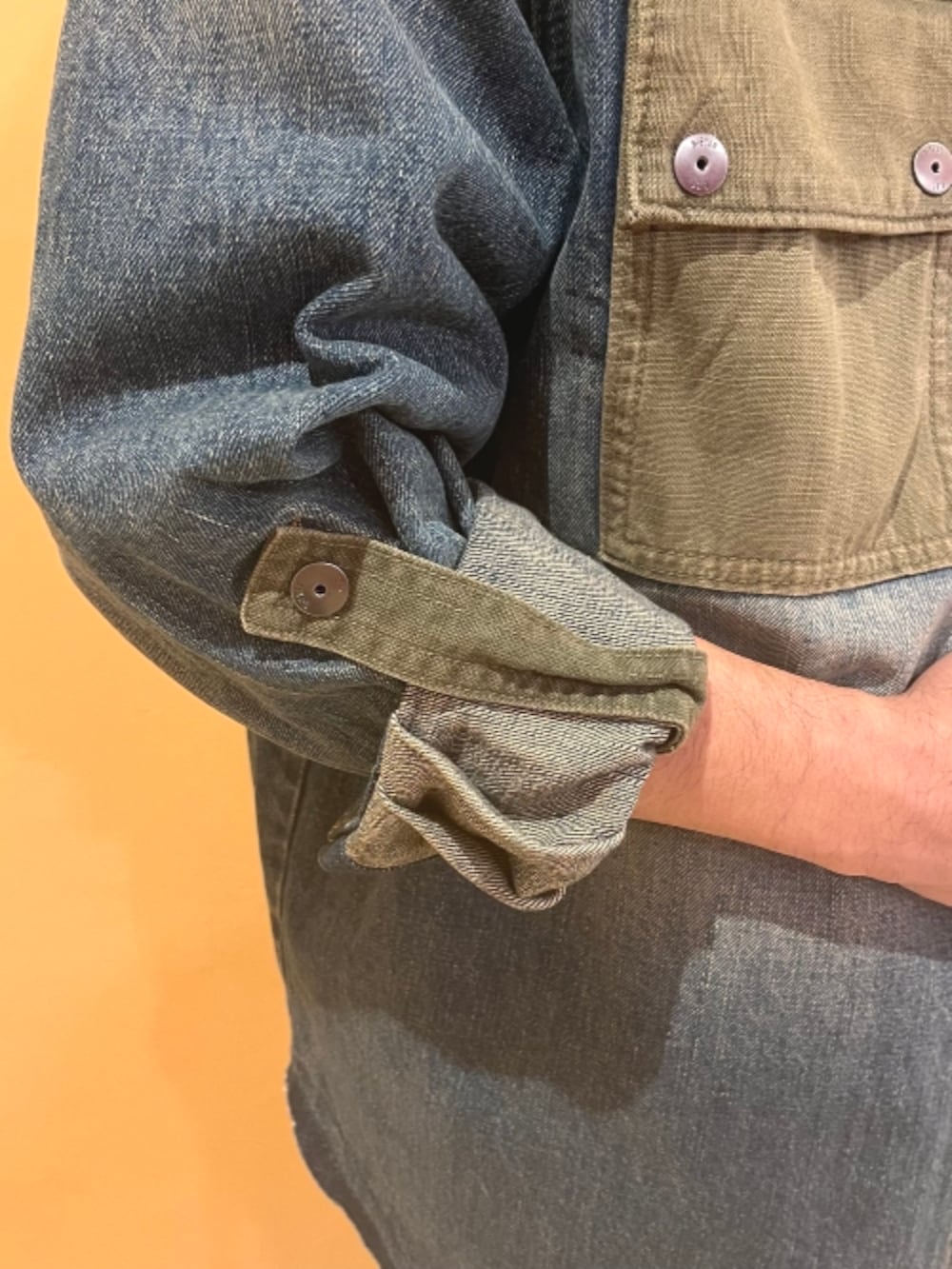 ブルー系のシャツ/ブラウス、ブルー系のデニムパンツ、ブラック系のTシャツ/カットソーを着用したメンズの春コーディネートの4枚目の写真