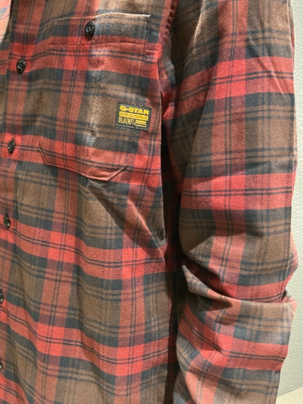 レッド系のシャツ/ブラウス、グレー系のデニムパンツを着用したメンズの秋コーディネートの3枚目の写真