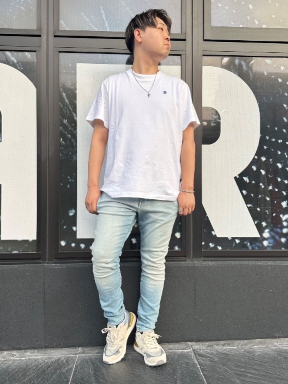 ホワイト系のTシャツ/カットソー、ブルー系のデニムパンツを着用したメンズの夏コーディネートの2枚目の写真