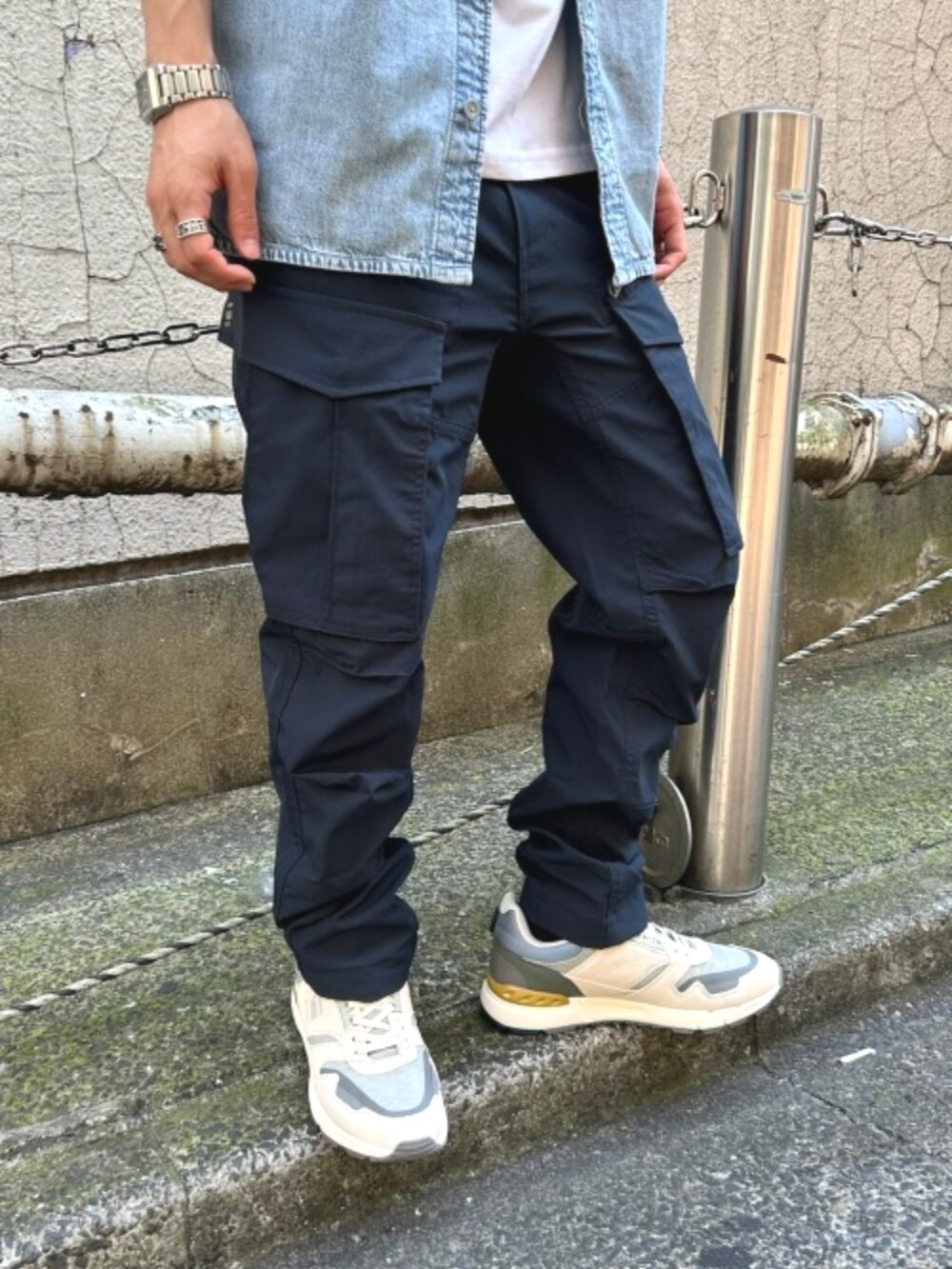 ブルー系のシャツ/ブラウス、ホワイト系のTシャツ/カットソー、ブルー系のカーゴパンツを着用したメンズの夏コーディネートの3枚目の写真