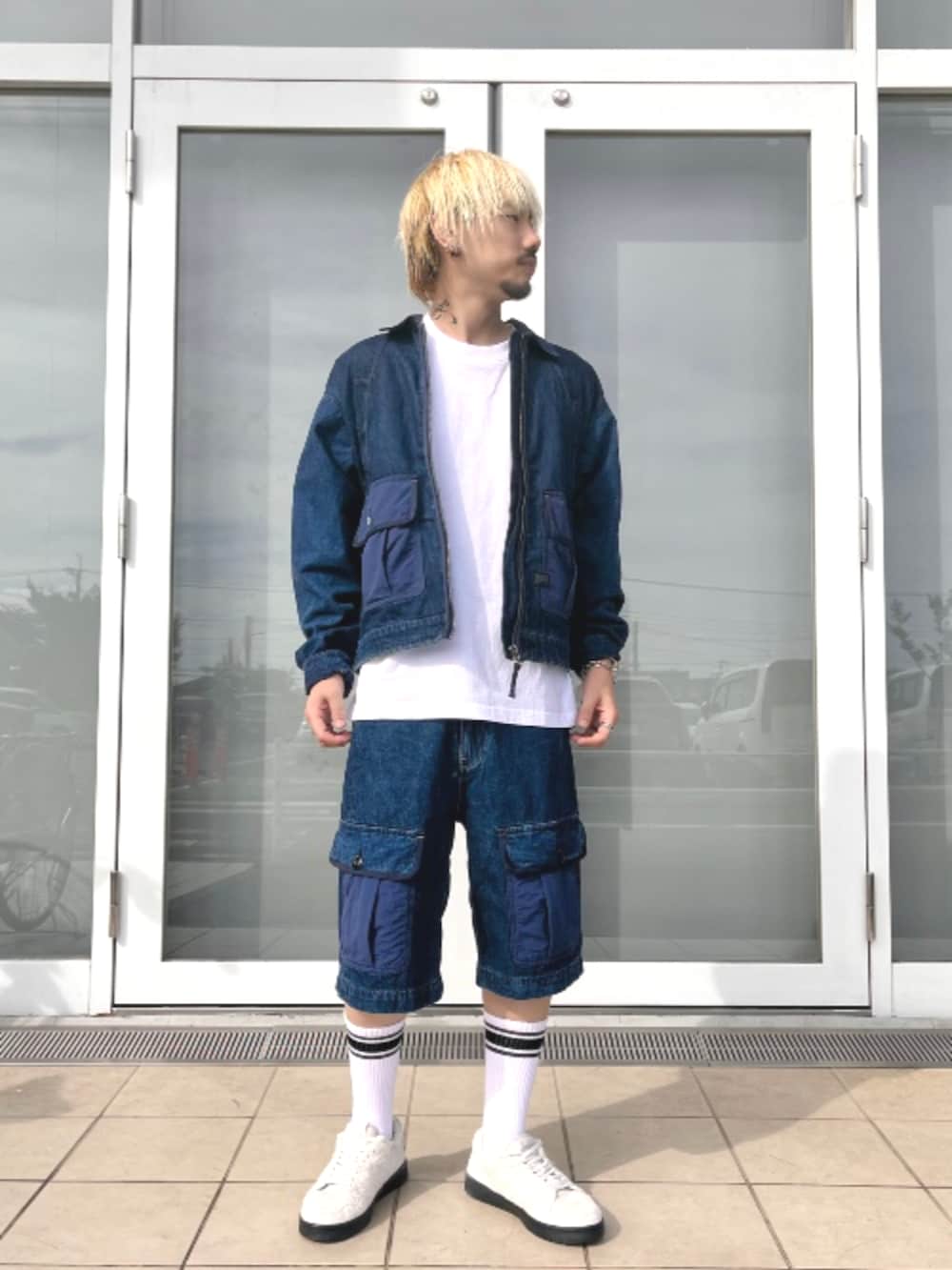 ブルー系のデニムジャケット、ホワイト系のTシャツ/カットソー、ブルー系のその他パンツを着用したメンズの夏コーディネートの3枚目の写真