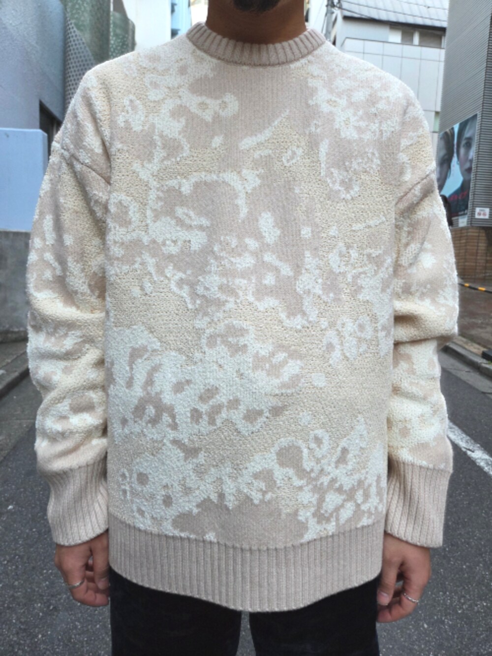 ベージュ系のMA-1、ベージュ系のニット/セーター、ブルー系のデニムパンツを着用したメンズの秋コーディネートの4枚目の写真