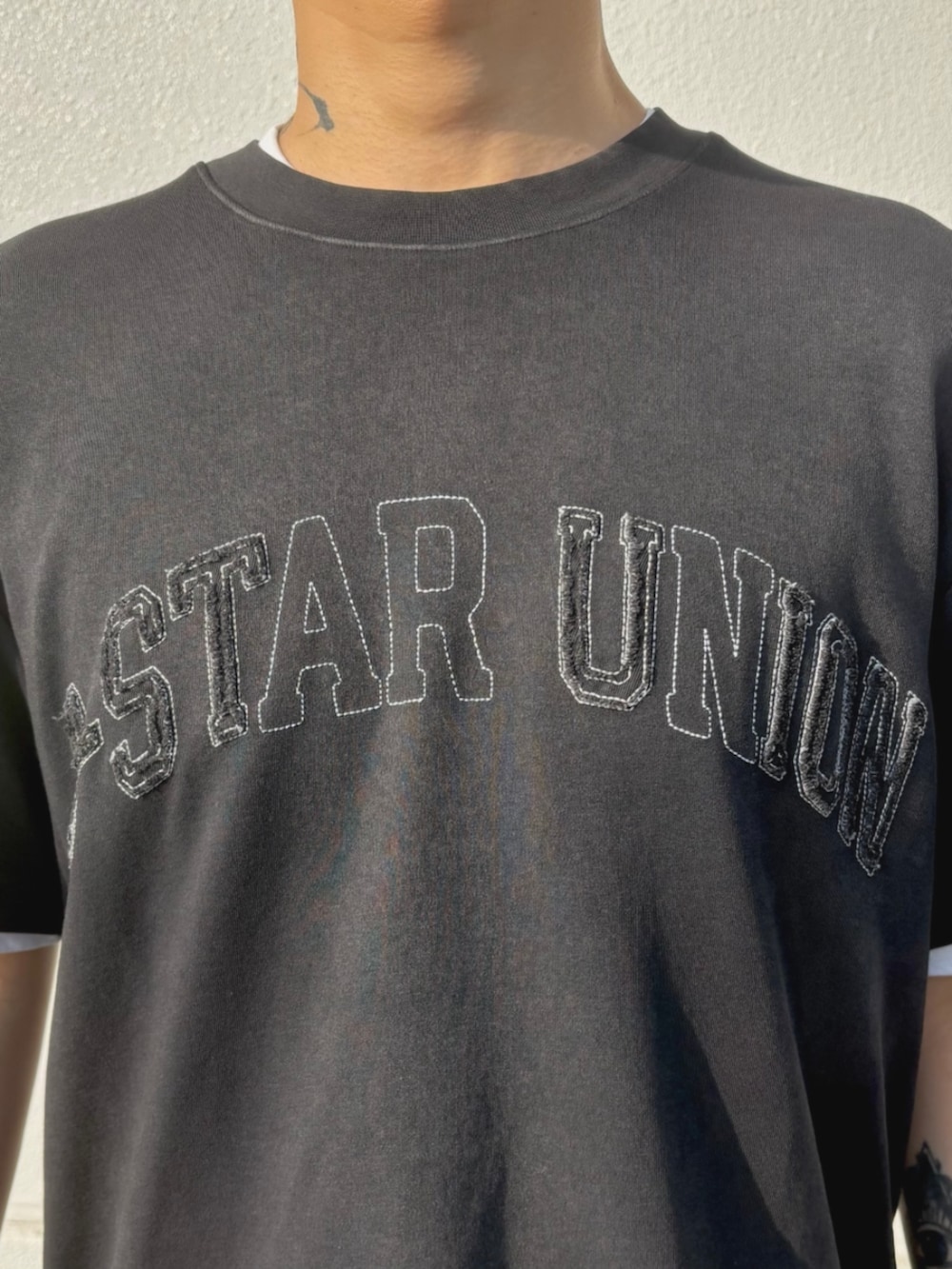 ブラック系のTシャツ/カットソー、その他のカーゴパンツ、ブラック系のサンダルを着用したメンズの夏コーディネートの2枚目の写真