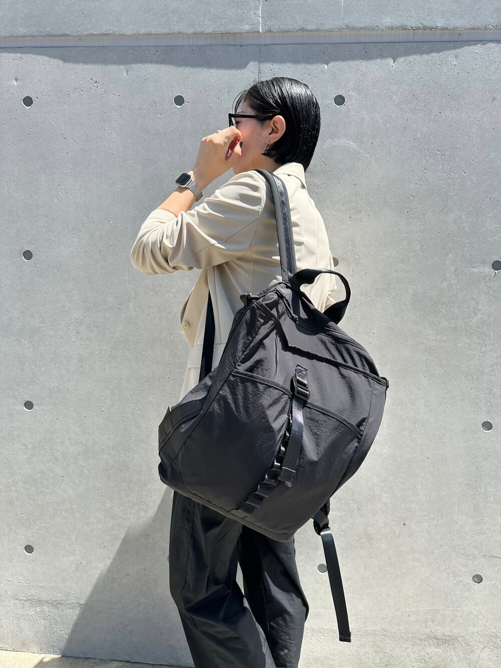 「おでかけコーデ、パンツスタイル、オトナカジュアル、休日スタイル、シンプル」｜「HAYNIのEida エイダ（バックパック/リュック、ブラック系）」を使った、yocoさん（レディース・162cm）の夏コーディネートの5枚目の写真