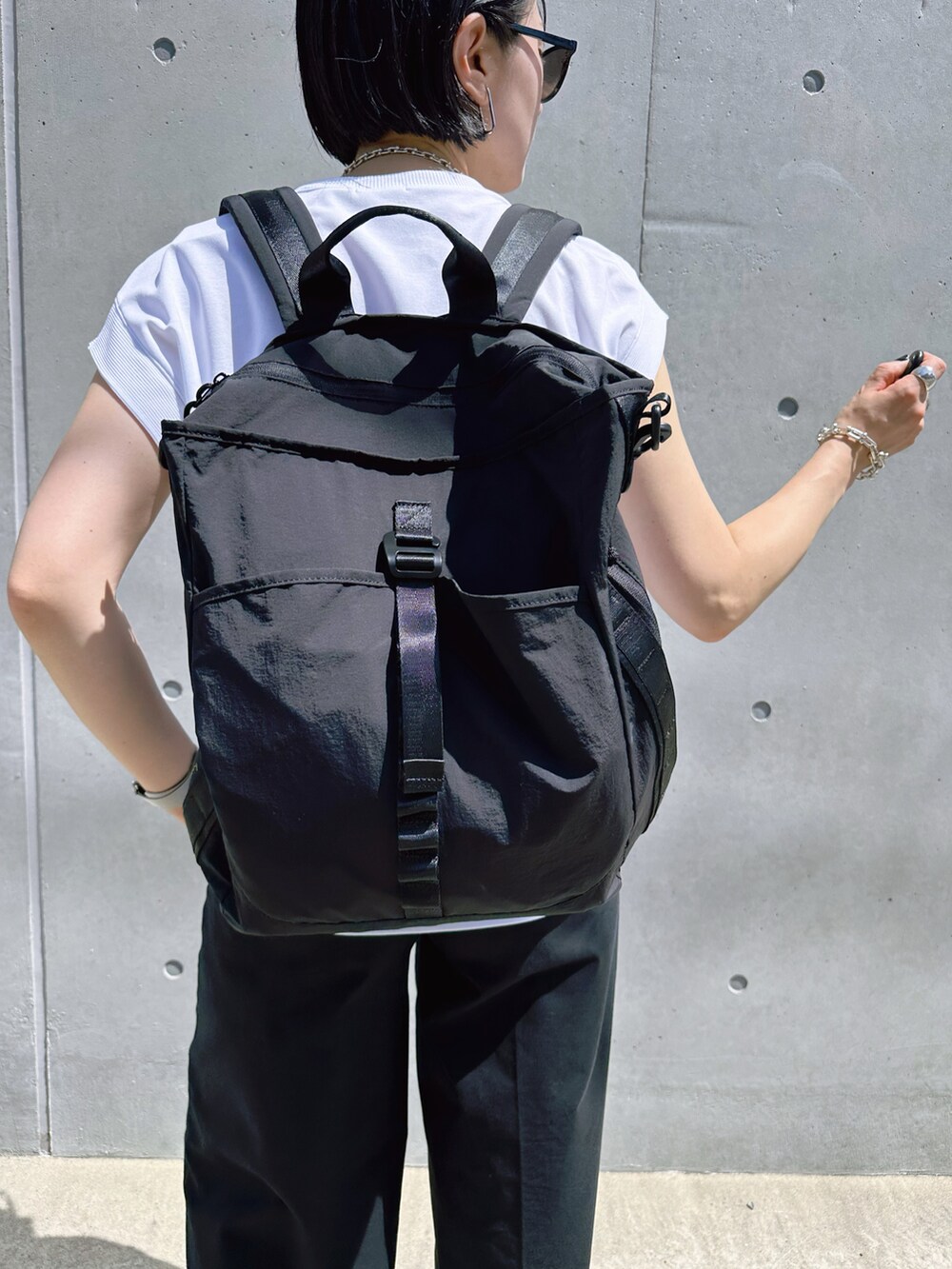 「おでかけコーデ、パンツスタイル、オトナカジュアル、休日スタイル、シンプル」｜「HAYNIのEida エイダ（バックパック/リュック、ブラック系）」を使った、yocoさん（レディース・162cm）の夏コーディネートの3枚目の写真