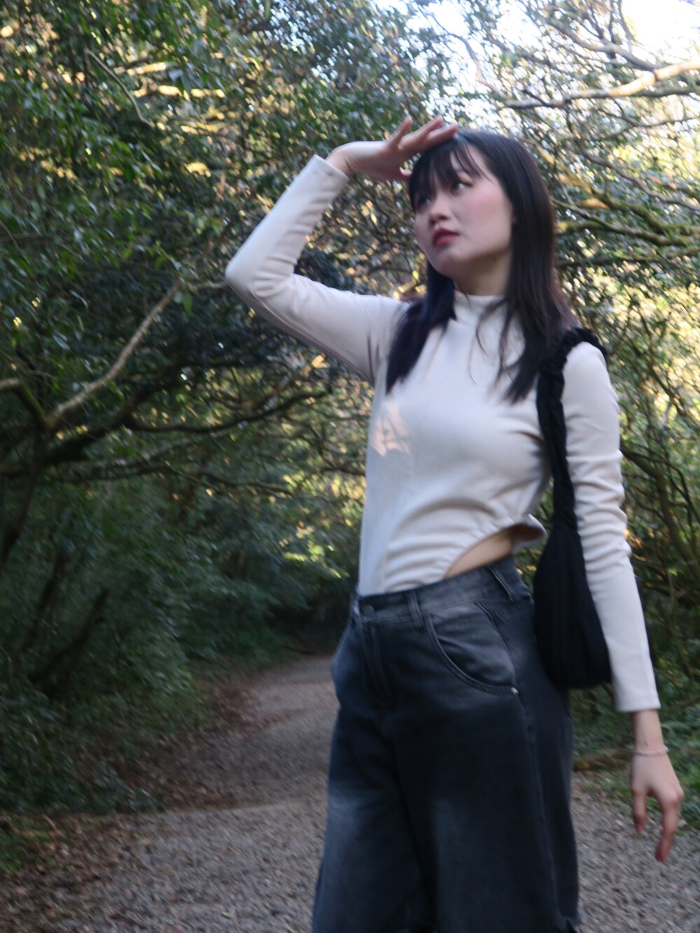 ホワイト系のトップスを着用したレディースの冬コーディネートの5枚目の写真