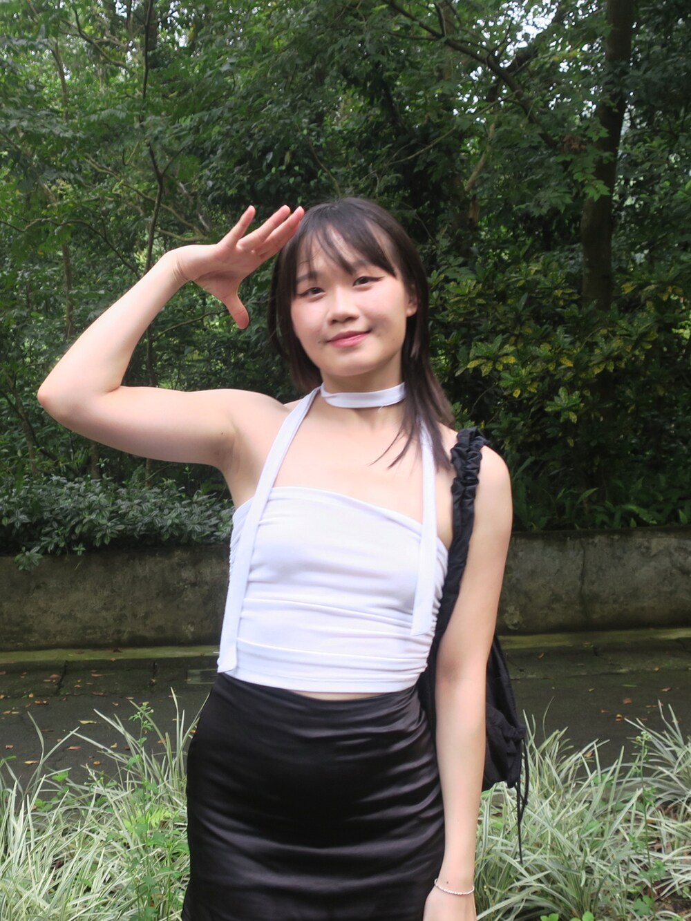 ブラック系のバッグを着用したレディースの秋コーディネートの4枚目の写真