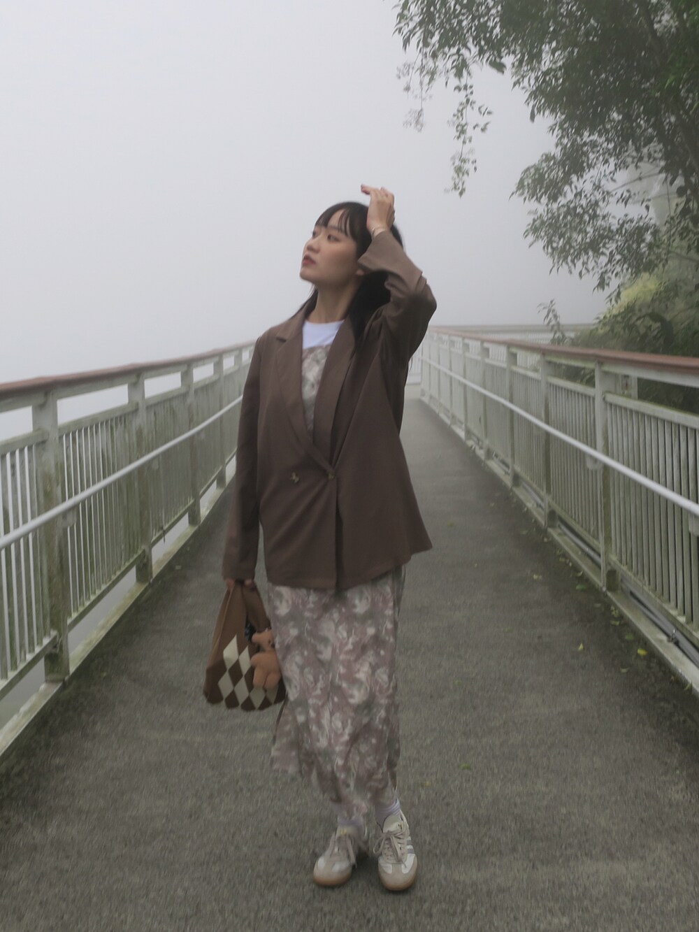 ブラウン系のジャケット/アウターを着用したレディースの秋コーディネートの5枚目の写真