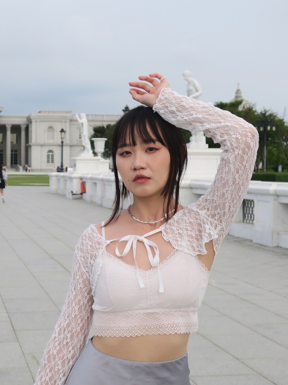 ブルー系のスカートを着用したレディースの秋コーディネートの4枚目の写真