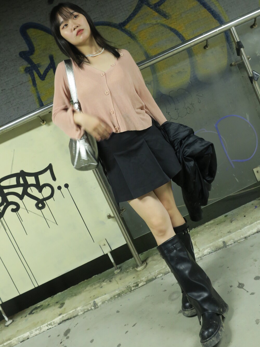 シルバー系のバッグを着用したレディースの秋コーディネートの2枚目の写真