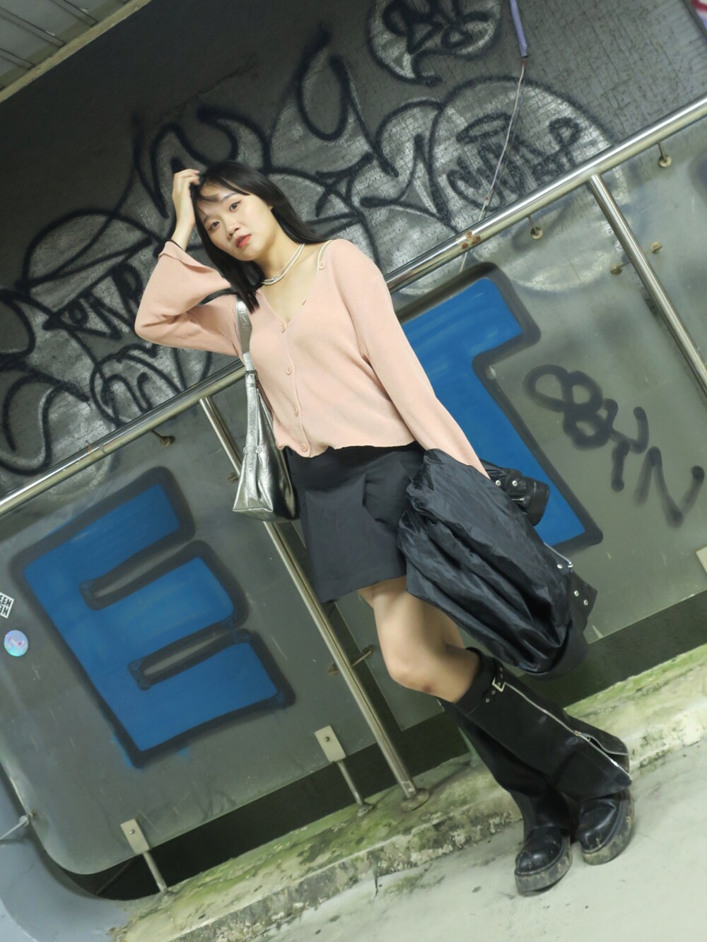 シルバー系のバッグを着用したレディースの秋コーディネートの3枚目の写真