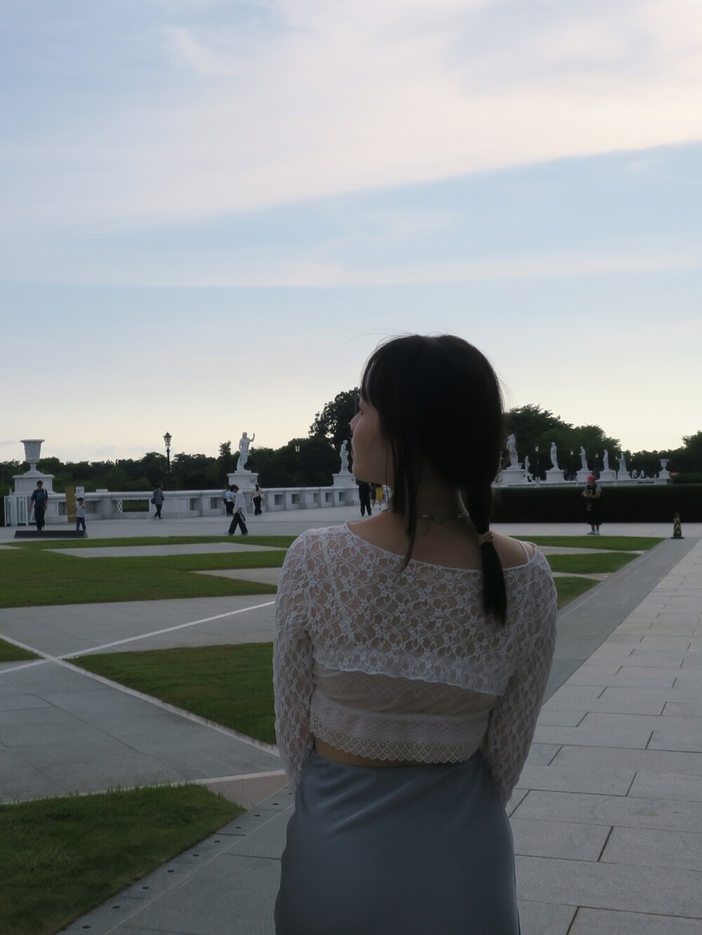 ブルー系のスカートを着用したレディースの秋コーディネートの5枚目の写真